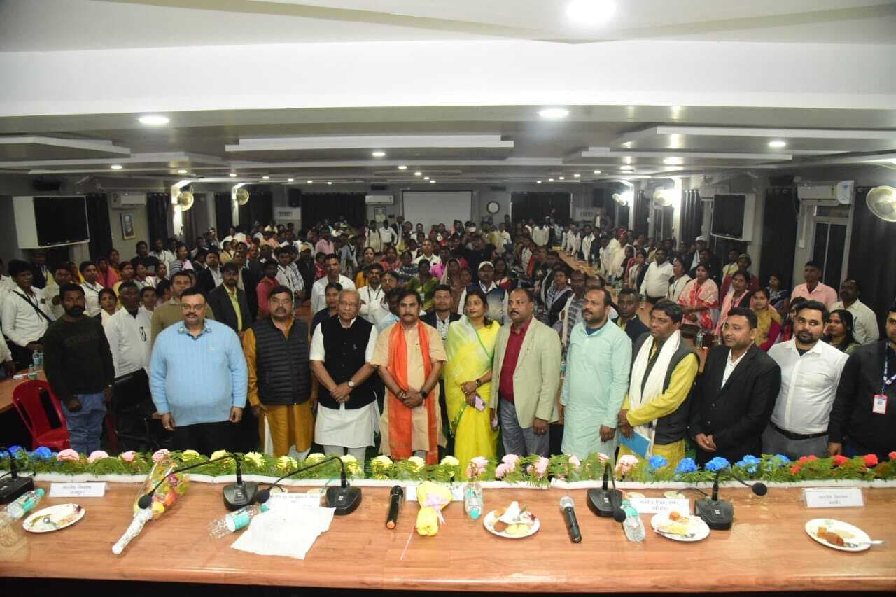 अनुसूचित व जनजाति समुदाय को योजनाओं का दिलायें लाभ: जनक राम