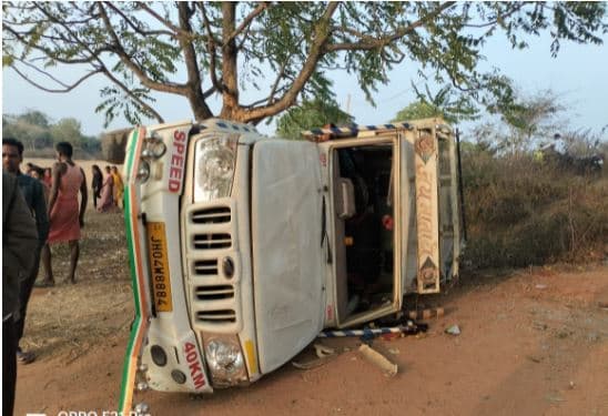 अनियंत्रित होकर पिकअप वैन पलटी, तीन घायल