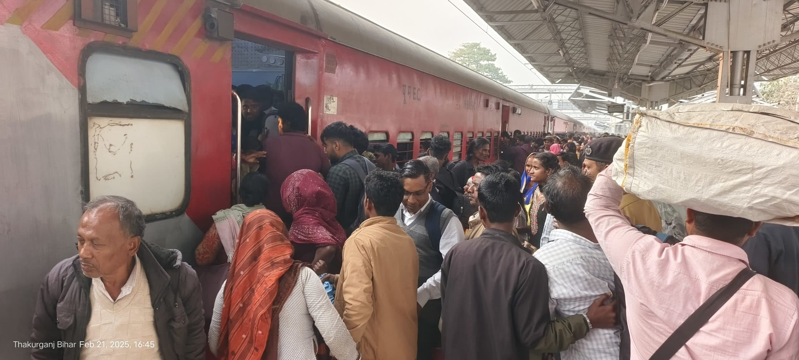 प्रयाग जाने वाले श्रद्धालुओं की स्टेशन पर उमड़ रही भीड़, आरपीएफ जवान व्यवस्था बनाने में जुटे