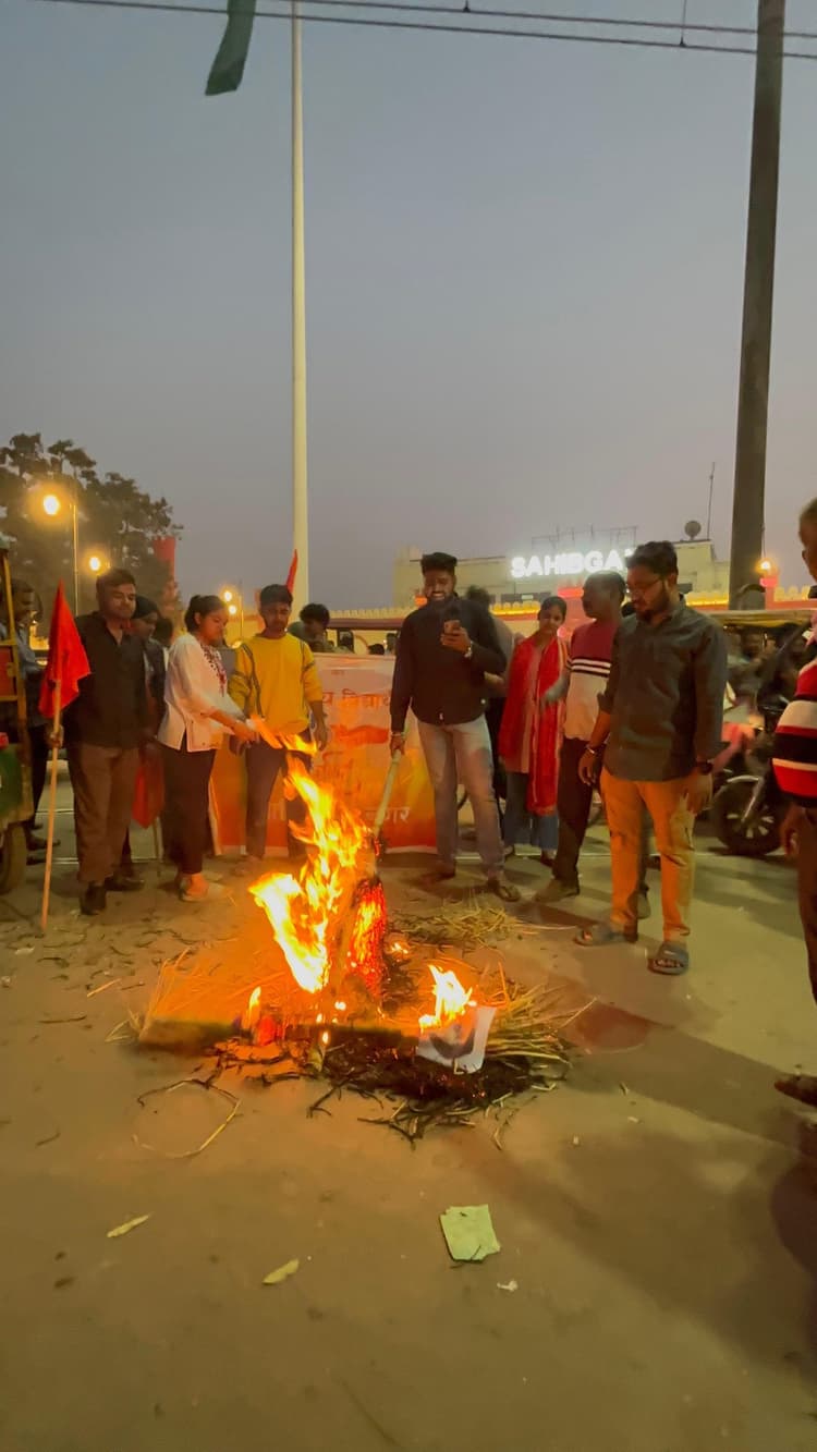 अभाविप ने हेमंत सरकार का फूंका पुतला, की नारेबाजी