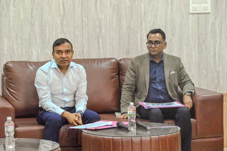 Deoghar news : हर वर्ष शिव बारात की बढ़े भव्यता, ताकि पर्यटन को मिले बढ़ावा, तैयारी में नहीं रखें कोई कसर : मनोज कुमार