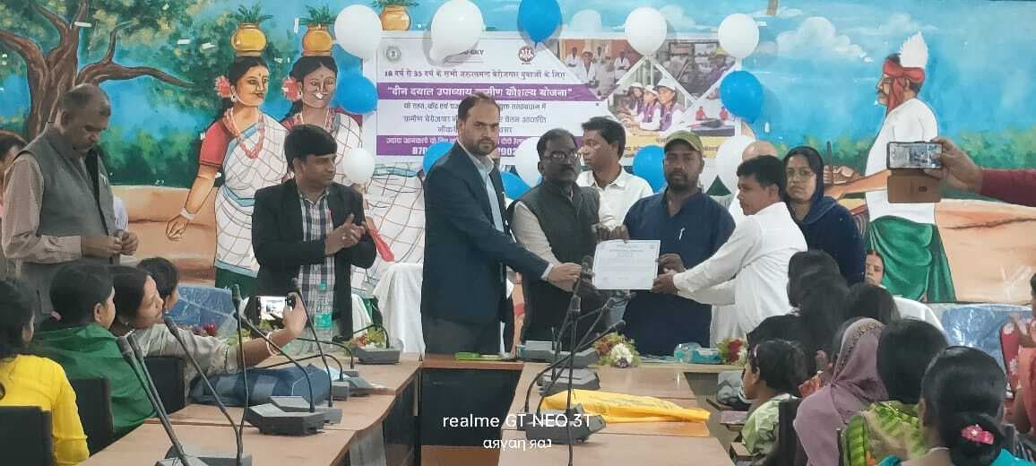 कंप्यूटर, ऑटोमोबाइल इंजीनियरिंग का दिया गया प्रशिक्षण