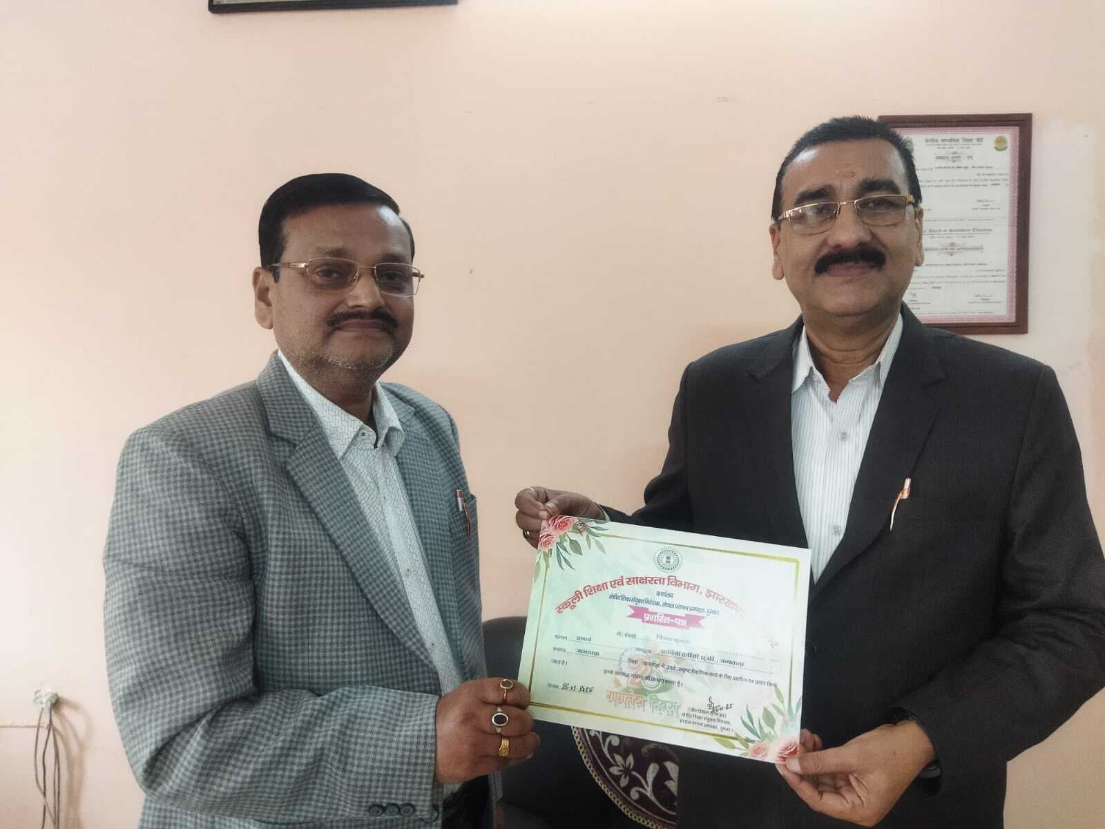 डीएवी के प्राचार्य उत्कृष्ट शैक्षणिक कार्य के लिए सम्मानित