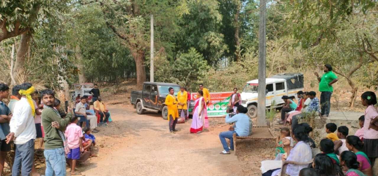 नुक्कड़ नाटक की टीम ने वन को अग्नि से सुरक्षित रखने को लेकर किया जागरूक