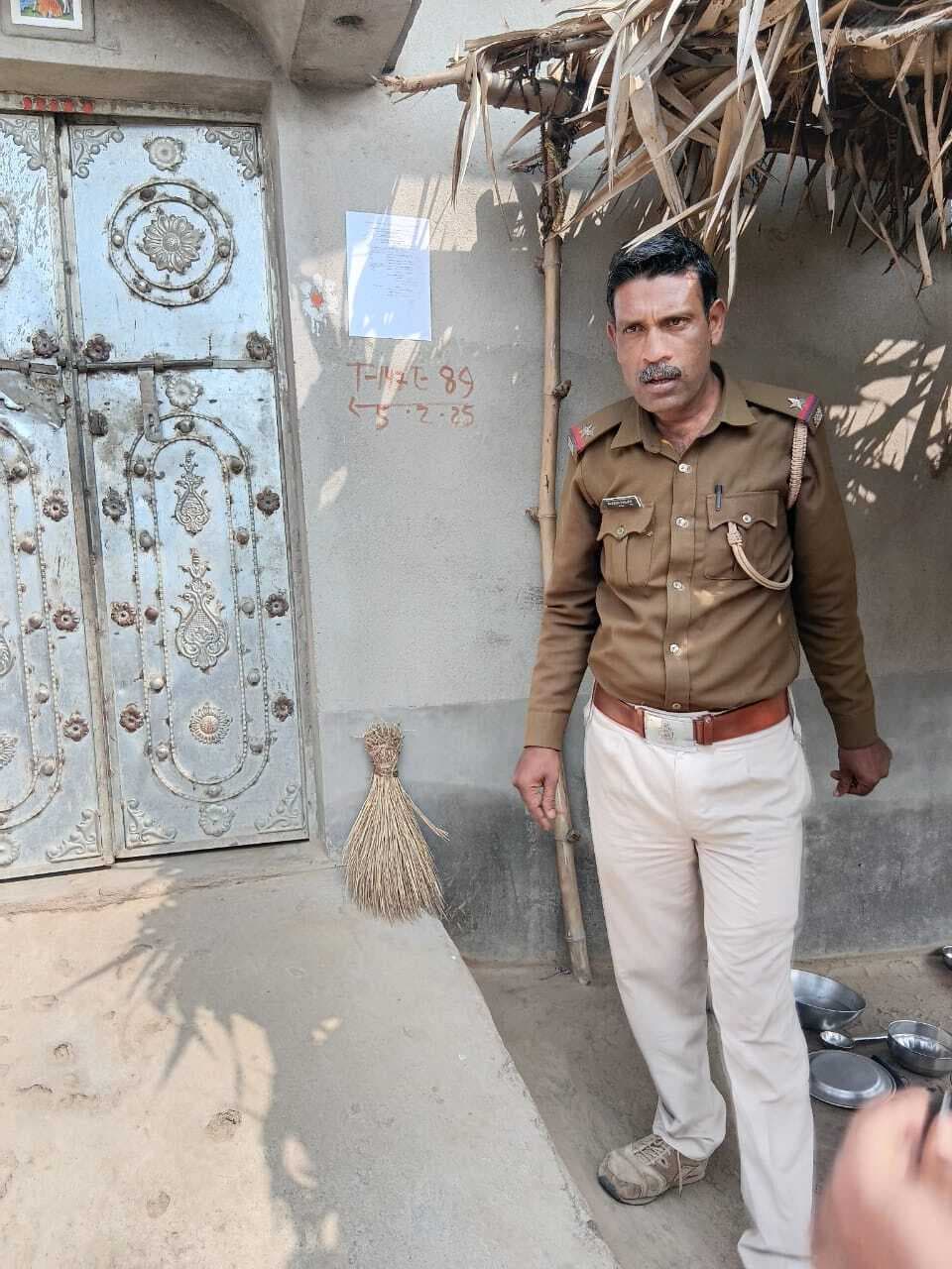 पुलिस ने दो हत्यारोपी के घर चिपकाया इश्तेहार