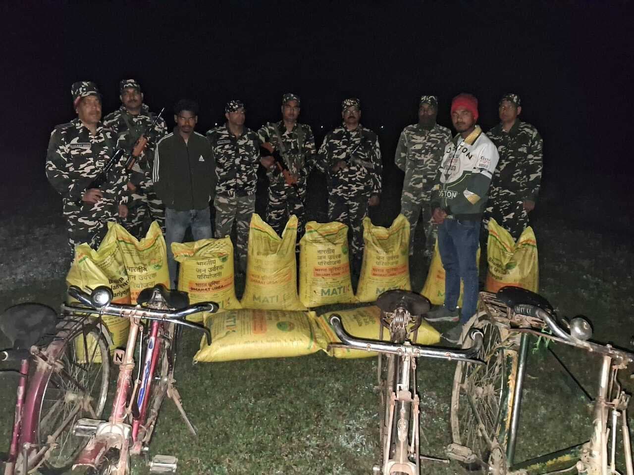 एसएसबी ने 19 बोरा खाद किया जब्त, दो तस्कर गिरफ्तार