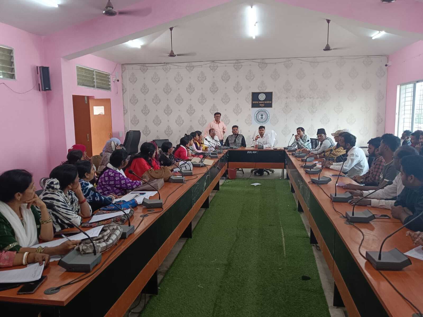 नगर निकाय चुनाव की तैयारी को लेकर सहायक निर्वाचक सह बीडीओ ने बीएलओ के साथ की बैठक