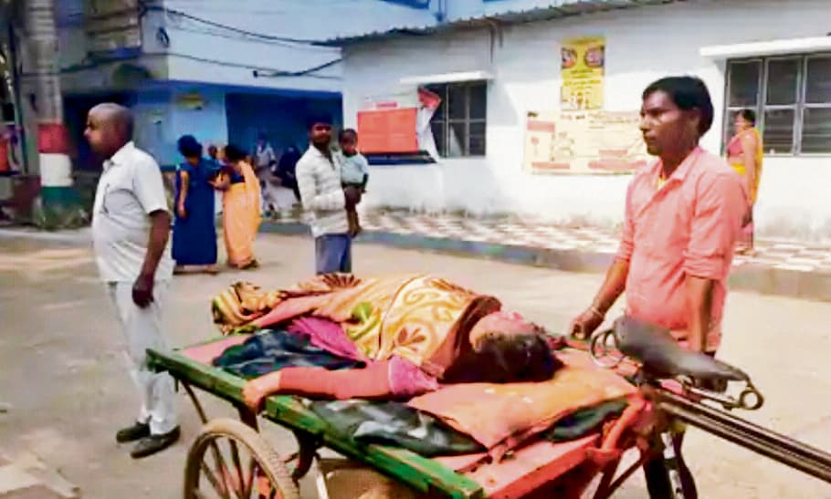 एंबुलेंस नहीं मिली तो ठेले से मरीज को सदर अस्पताल पहुंचाया