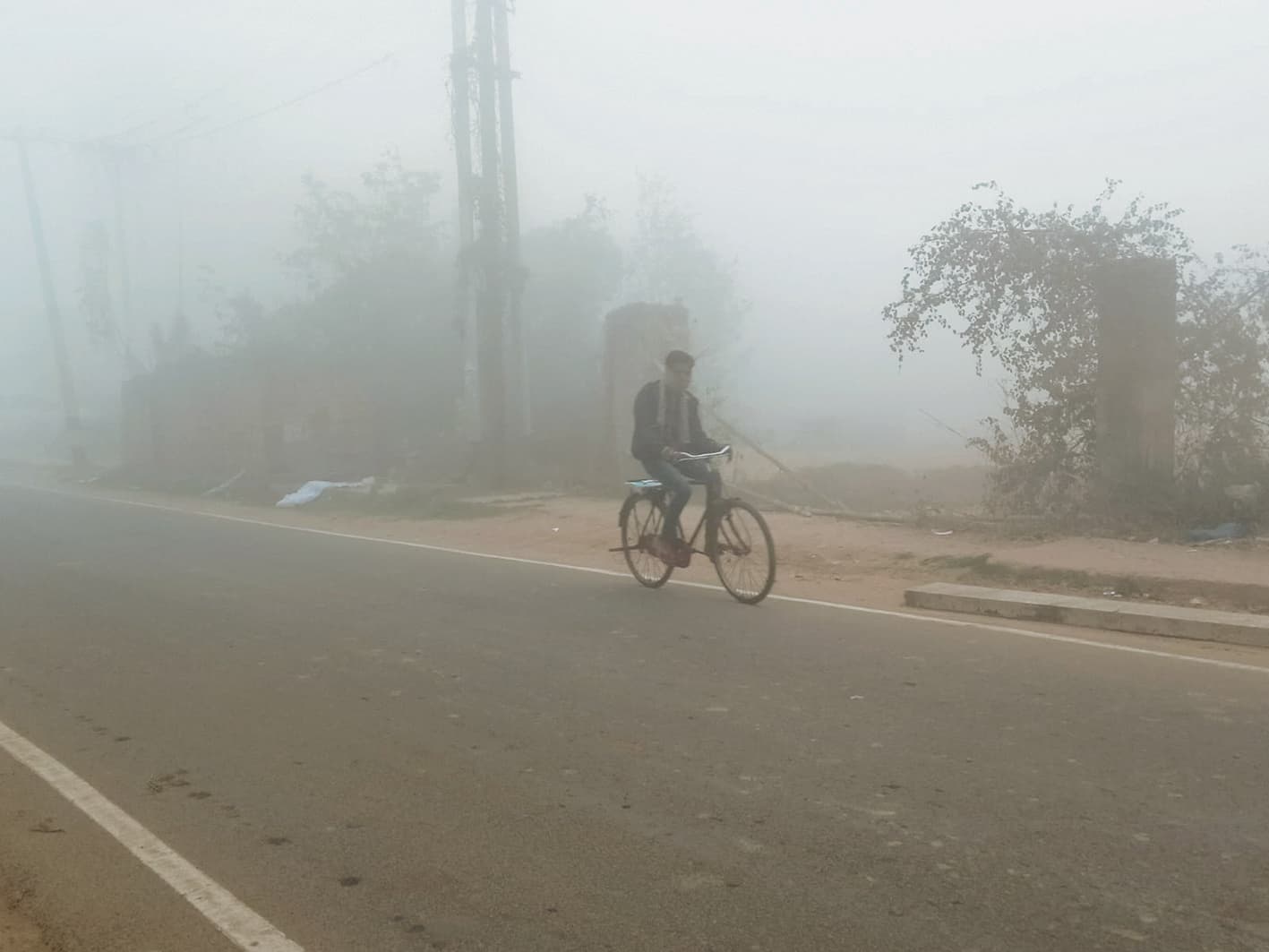 अचानक घना कोहरा छा जाने से झेलनी पड़ी परेशानी