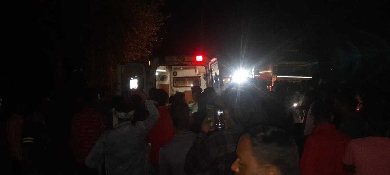 Accident News : अंधेरे में खड़े ट्रक से टकराकर बाइक सवार युवक की मौत, एक घायल