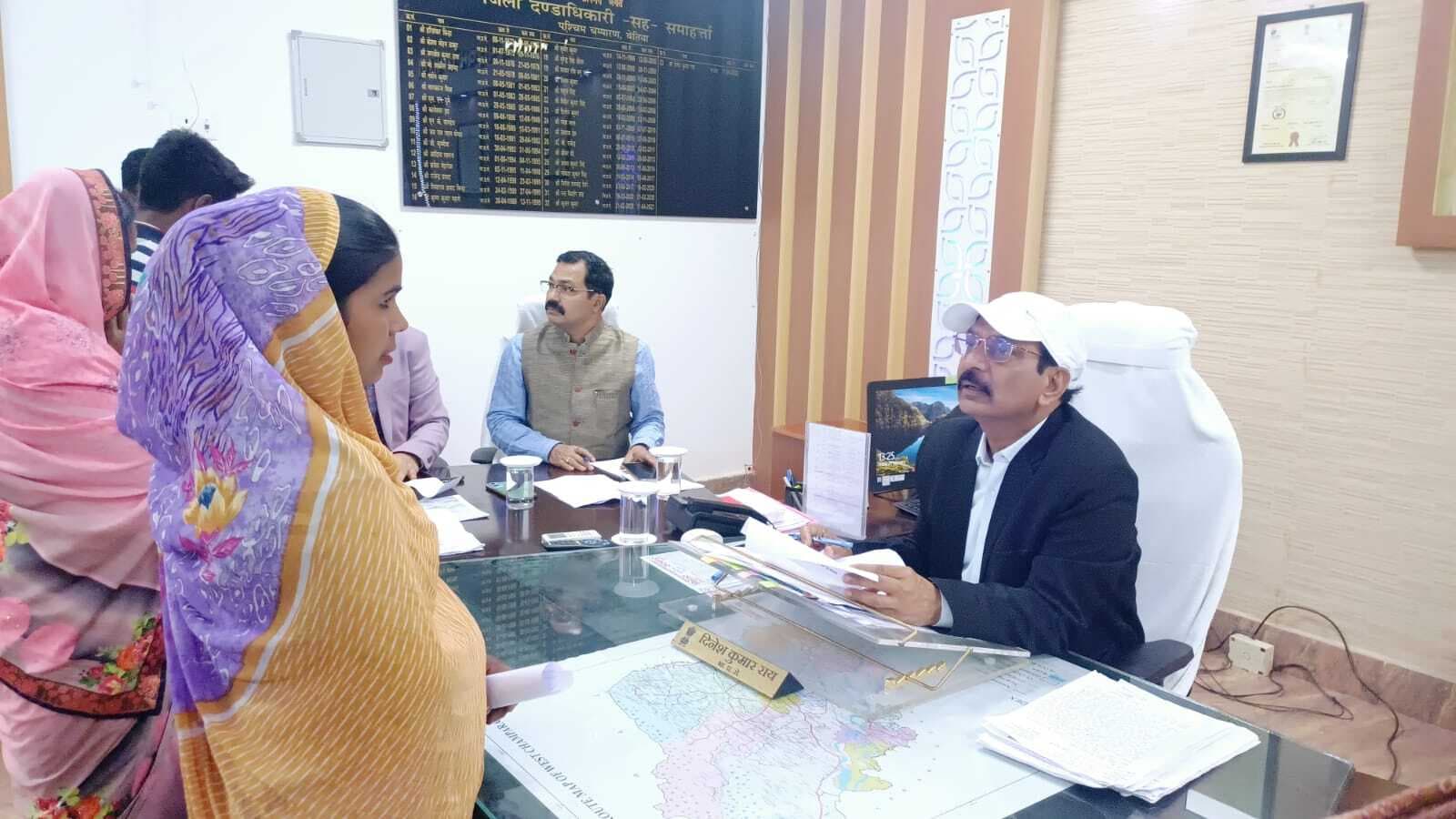 डीएम के जनता दरबार में 89 मामलों की हुई सुनवाई