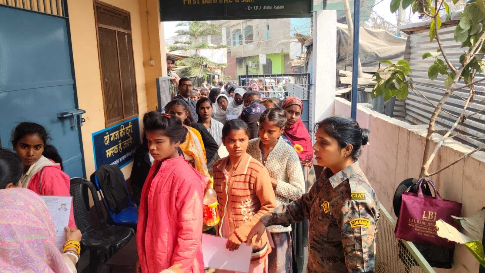 Madhubani News : मैट्रिक एग्जाम : दूसरे के बदले परीक्षा देते एक किशोर धराया