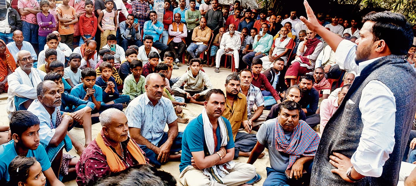 धर्मेंद्र यादव हत्याकांड में खुलासे को लेकर कुचायकोट में थानाध्यक्ष से मिले ग्रामीण