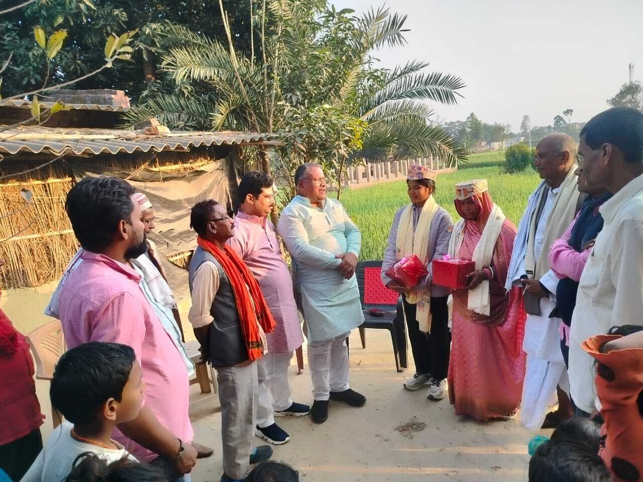 Madhubani News : प्रतियोगिता में गोल्ड मेडल जीतने पर किया सम्मानित