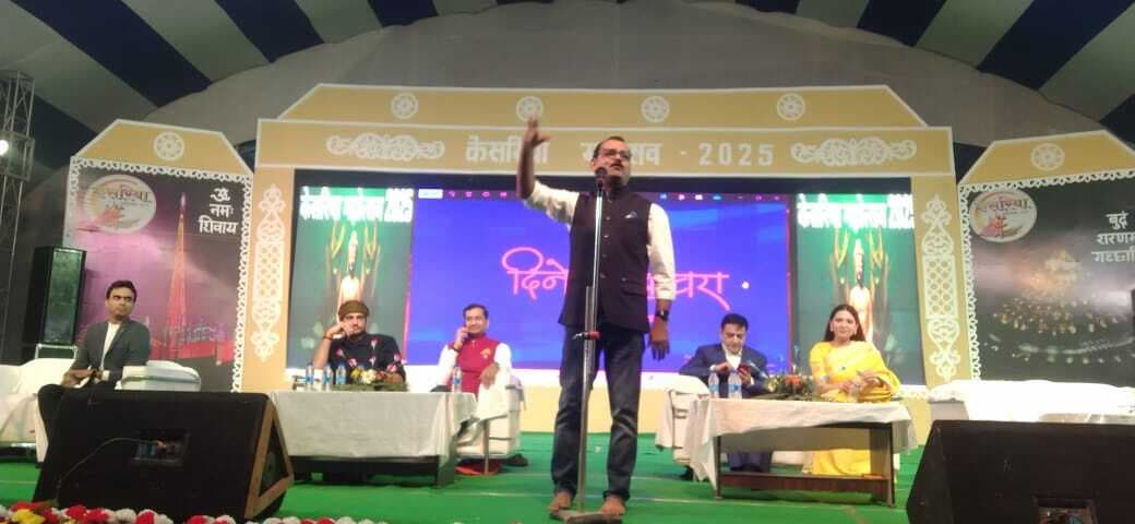 हास्य की फुहार से देर रात तक भींगते रहे श्रोता