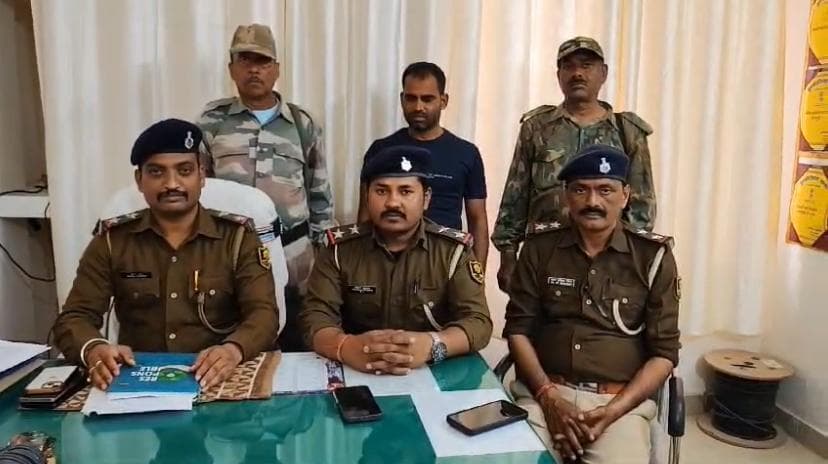 तुरकौलिया में 10 हजार का इनामी स्पिरिट माफिया गिरफ्तार