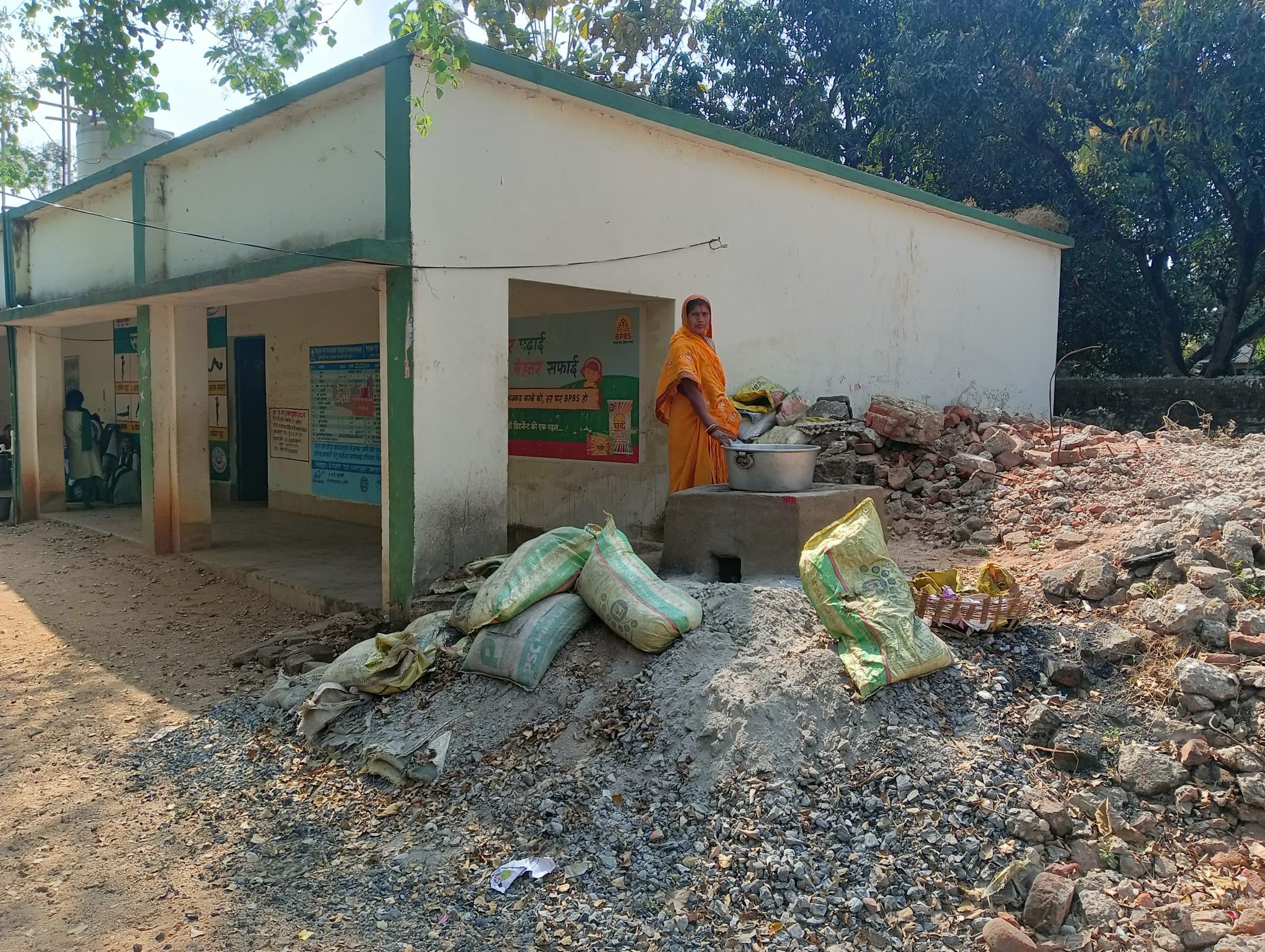 Giridih News : उत्क्रमित मध्य विद्यालय चंद्रमारणी में रसोई घर नहीं, खुले में बनता है एमडीएम