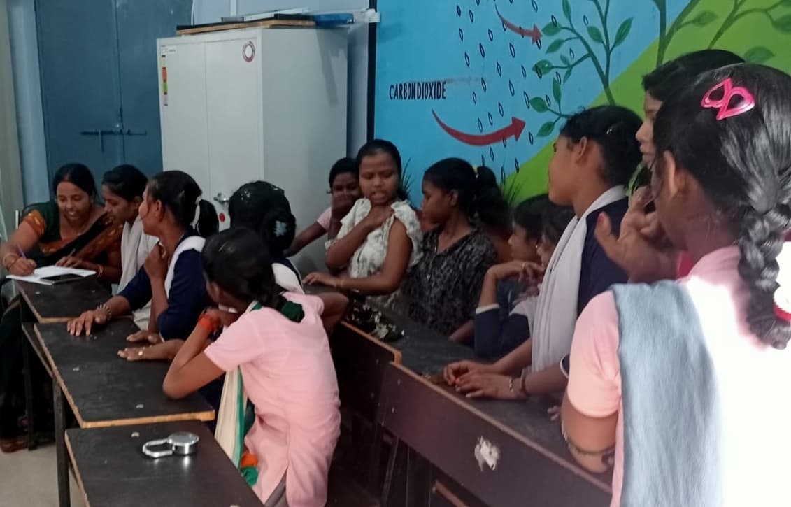 कैंसर से बचाव को ले छात्राओं को लगा टीका