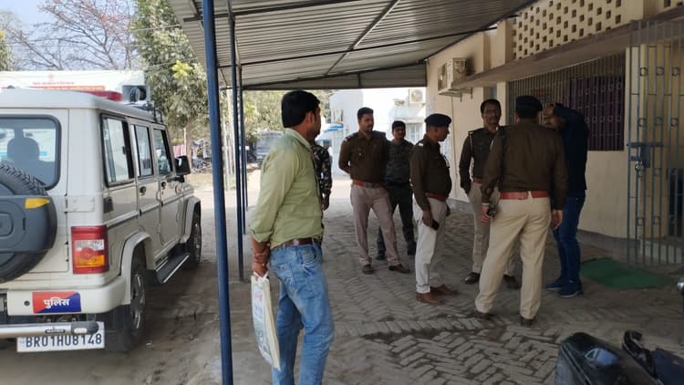 Death in fight: रोसड़ा डीएसपी कार्यालय के अंदर टेबल पर शव को रखकर किया विरोध प्रदर्शन