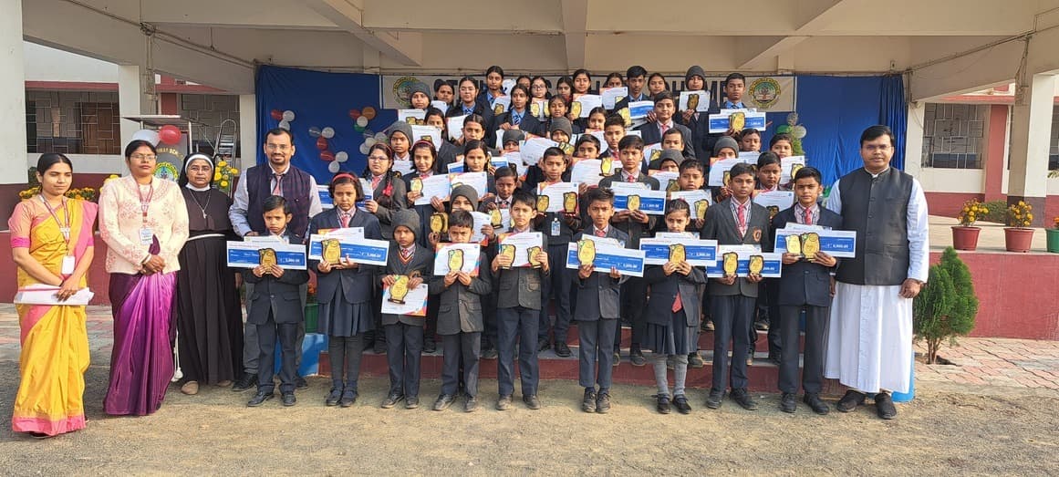 मैक्सटॉप स्कॉलरशिप परीक्षा में जिला टॉपर हुए संत थॉमस स्कूल धमड़ी के नैतिक