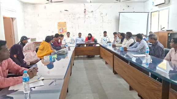 आवास व मनरेगा योजना में शिथिलता बरतने वालों का वेतन होगा बंद