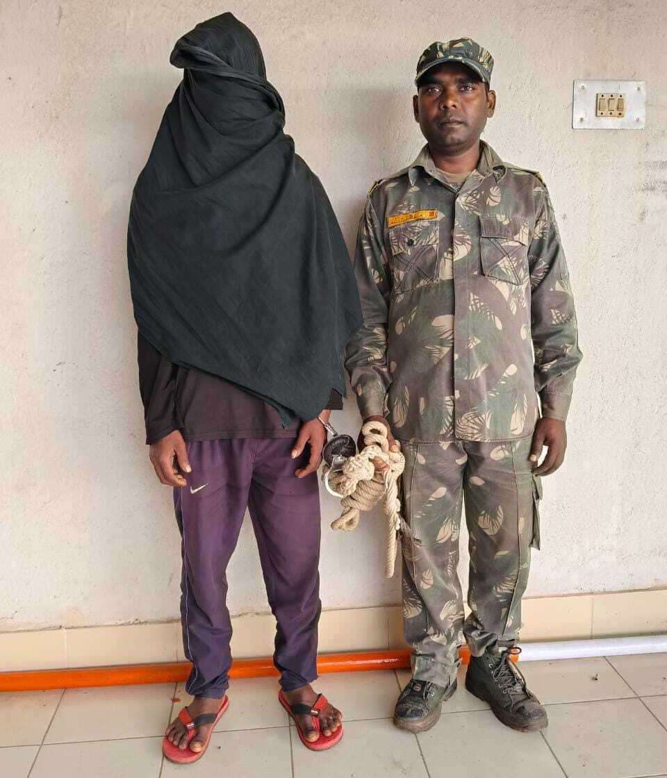 West Singhbhum News : अफीम की खेती करने के आरोप में नाबालिग समेत 3 गिरफ्तार