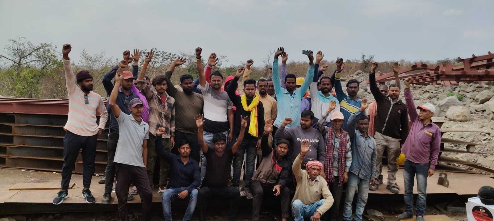 Bokaro News : चार माह से मजदूरी नहीं, किया काम ठप