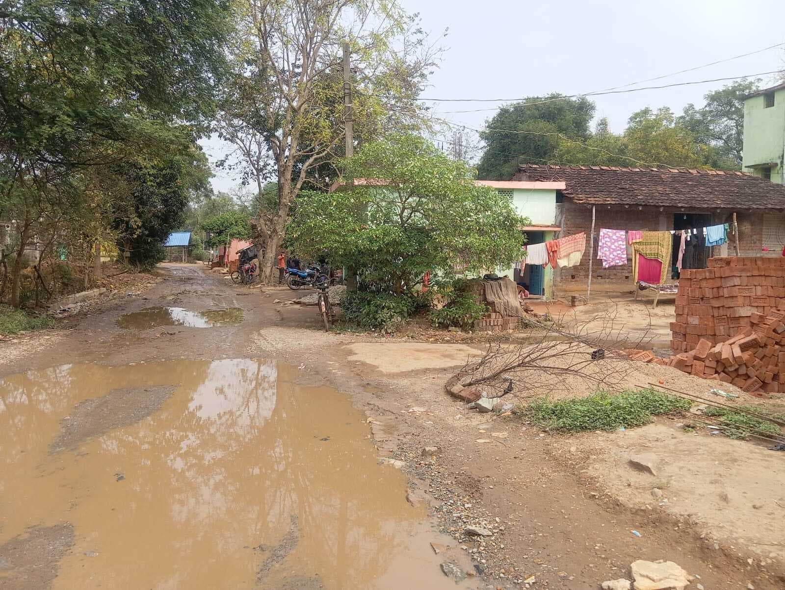 East Singhbhum News : मुसाबनी बागजाता माइंस की सड़क बदहाल, एक दर्जन गांवों के लोग परेशान