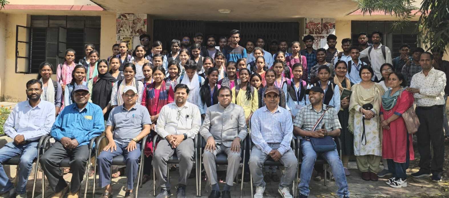 East Singhbhum News : अंग्रेजी व अन्य भाषा के चक्कर में अपनी मातृभाषा को न भूलें : प्राचार्य