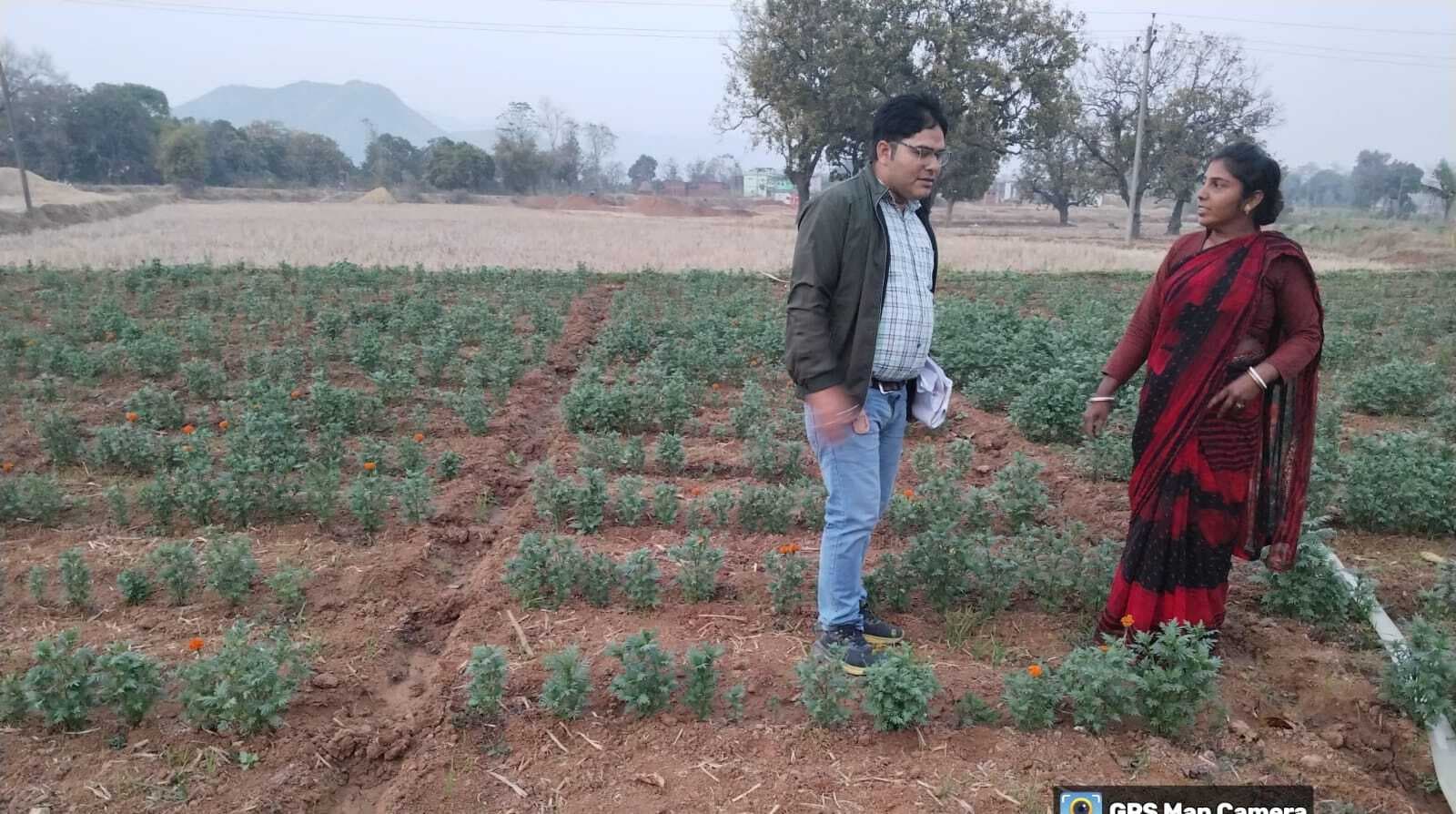 Bokaro News : महुआटांड़ की बबीता ने शुरू की फूल और तरबूज की खेती