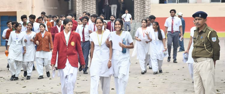 Bokaro News : फिजिक्स के कठिन सवालों ने परीक्षार्थियों को उलझाया