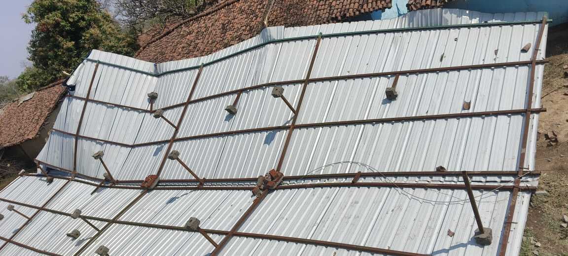 Chaibasa News : आंधी में उड़ा राज्यकृत मवि का शेड