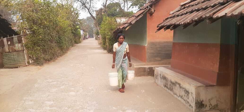 East Singhbhum News : दो साल से जलमीनार खराब, दूसरे टोला से पानी ला रहे 40 परिवार