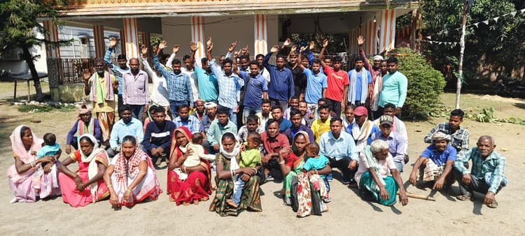 Seraikela News : खेतों की मेढ़ से आवागमन करते हैं 90 परिवार, खटिया पर अस्पताल जाते हैं बीमार