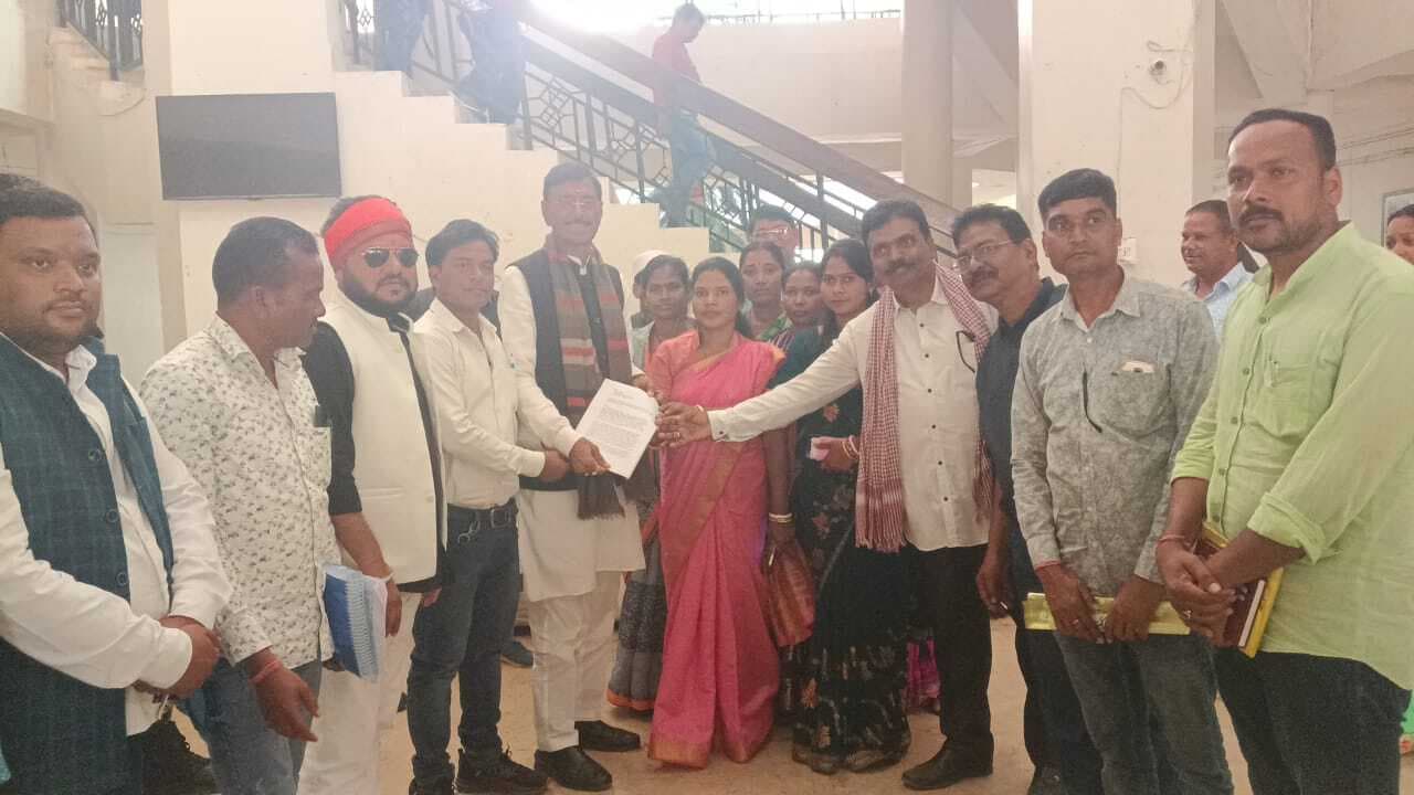 Seraikela News : बनराज स्टील कंपनी से फैल रहा प्रदूषण सात दिनों में नियंत्रित नहीं हुआ, तो आंदोलन