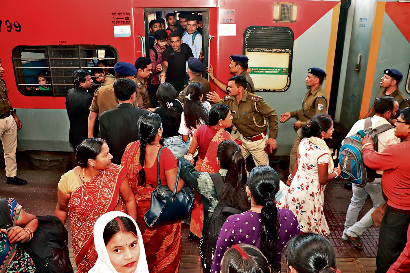 Jamshedpur News : महाकुंभ जाने वालों की उमड़ी भीड़, यात्रियों को चढ़ाने के लिए दो बार रोकी गयी ट्रेन