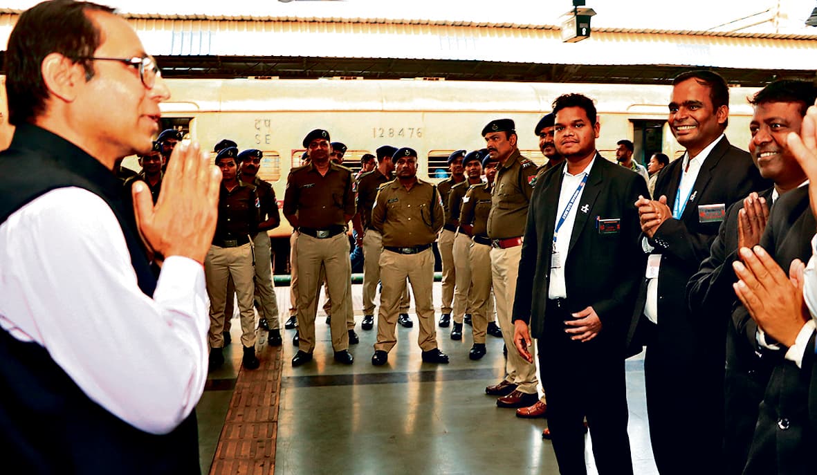 Jamshedpur News : बेहतर कार्य के लिए आरपीएफ, स्काउट गाइड और टीटी को डीआरएम ने किया सम्मानित