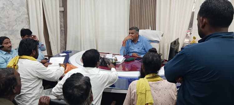 Dhanbad News: हैवी ब्लास्टिंग व ओबी डंप नहीं करने पर बनी सहमति