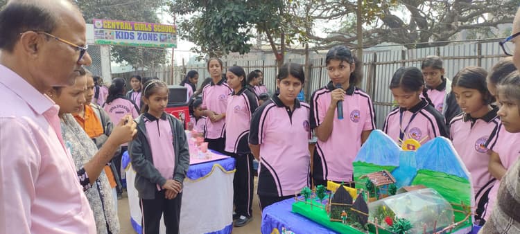 विज्ञान प्रदर्शनी में सेंट्रल गर्ल्स स्कूल के बच्चों ने दिखायी प्रतिभा