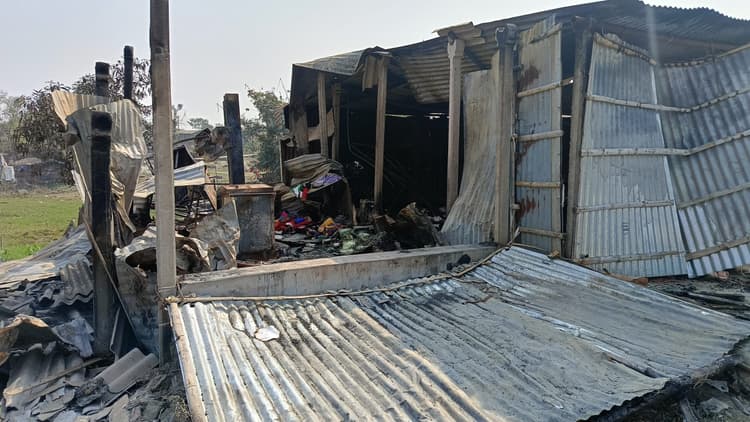 राजनपुर में आग से पांच दुकान व एक मदरसा जलकर हुआ खाक