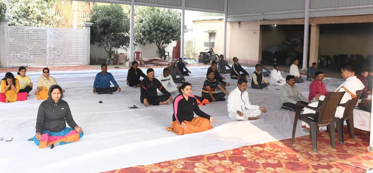शिविर में लोगों ने सीखी तनाव मुक्त जीवन जीने की कला