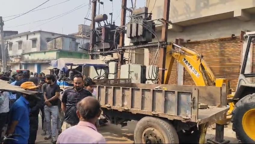 गुदरी बाजार में अतिक्रमण पर चला नपं का बुलडोजर