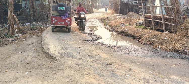 सहरया गांव में नल जल का पाइप फटने से सड़क पर जलजमाव