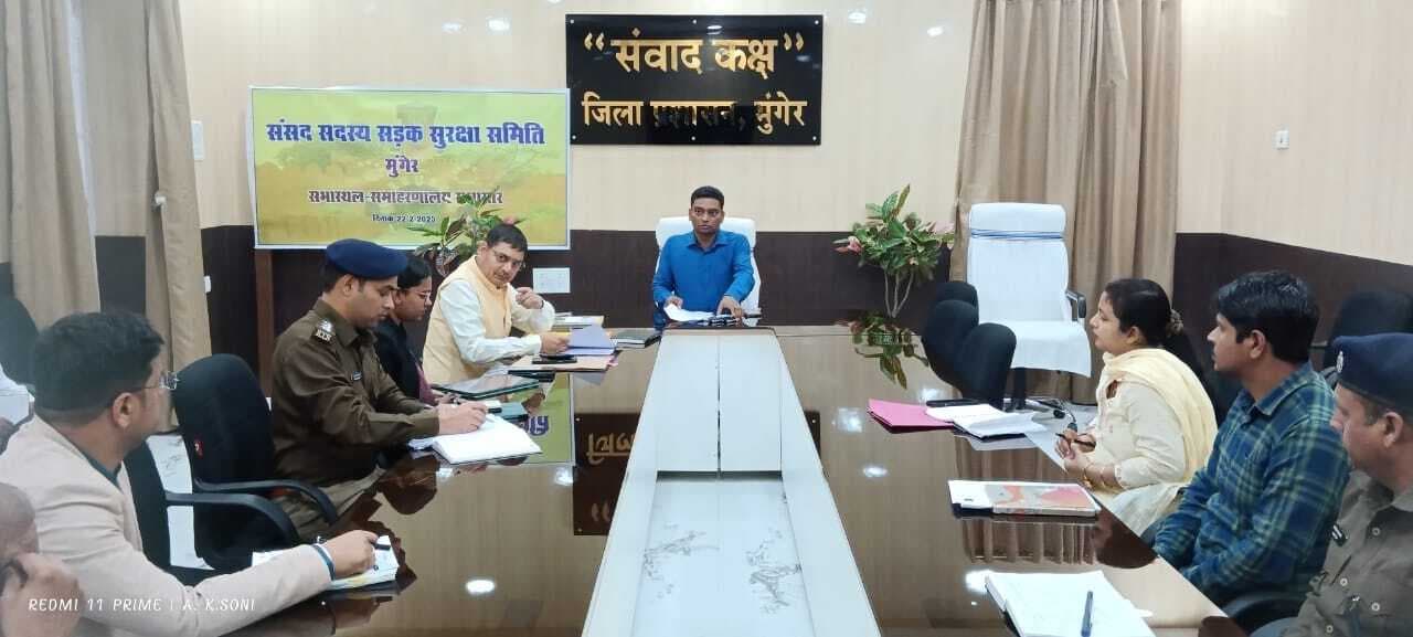 शहर के सभी ब्लैक स्पाॅट पर साइनेज व गति सीमा से संबंधित बोर्ड लगायें: डीएम