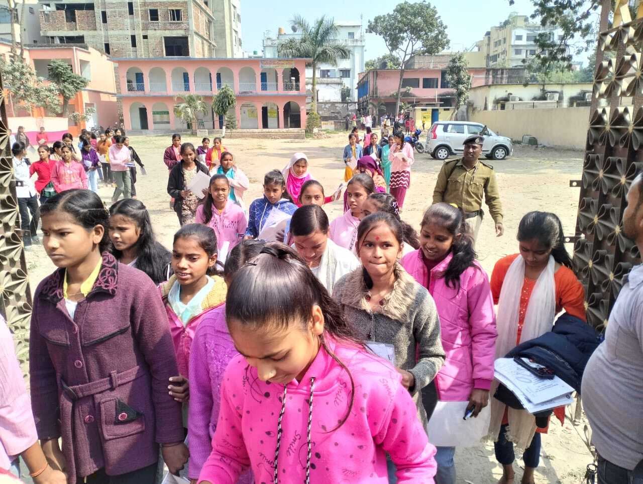 मैट्रिक परीक्षा: छठे दिन अंग्रेजी की परीक्षा को लेकर टेंशन दिखे परीक्षार्थी