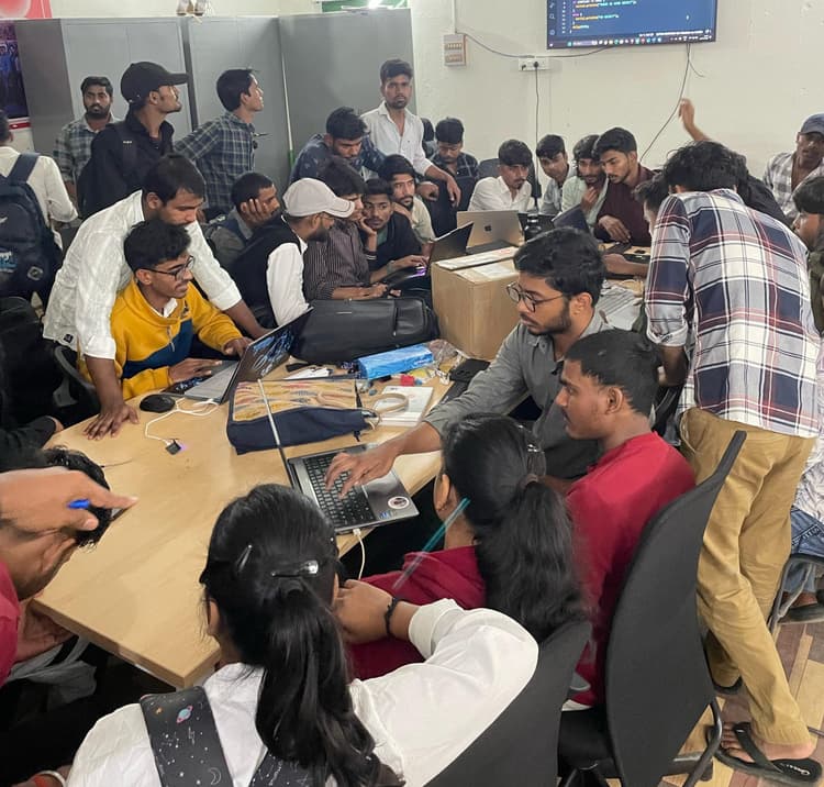 रोबोट बनाने का गुर सीख रहे राजकीय पॉलिटेक्निक पूर्णिया के छात्र