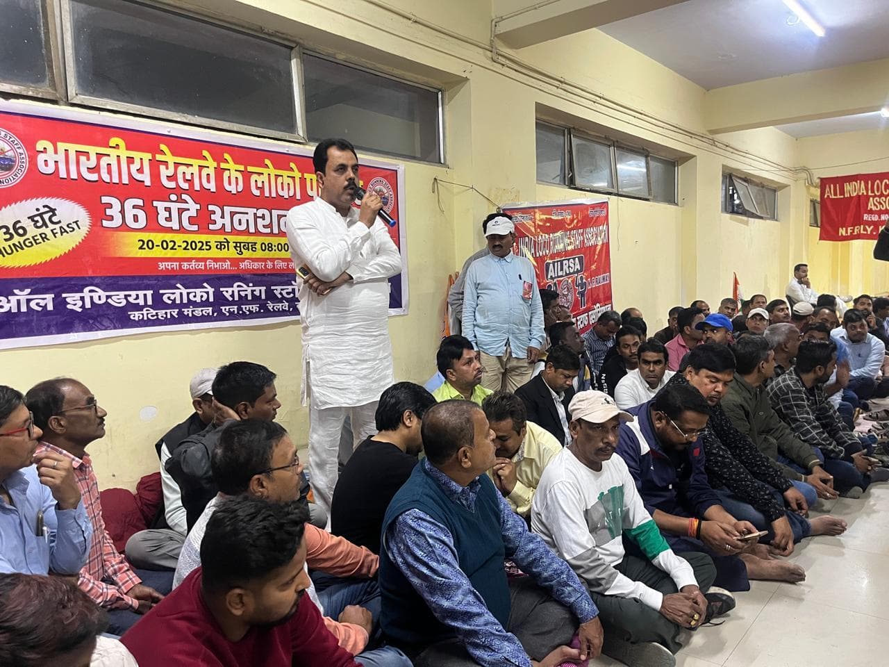 ऑल इंडिया रनिंग स्टाफ ने 14 सूत्री मांग को लेकर किया भूख हड़ताल