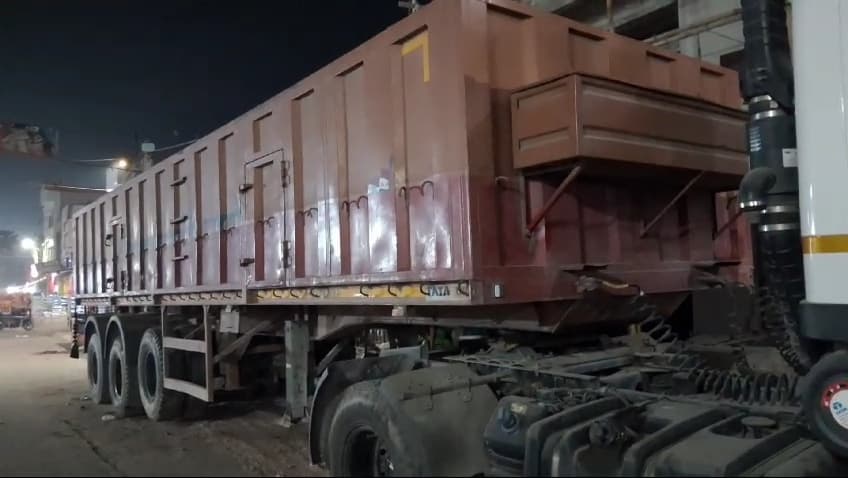 ट्रक में खाना पकाने के दौरान लगी आग, अफरा-तफरी