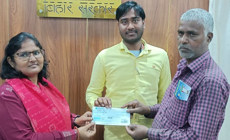 हादसे के मृतक के परिजन को दिया चार लाख का चेक