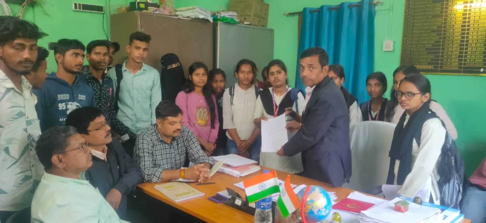 जामताड़ा कॉलेज में पीजी की पढ़ाई शुरू कराने की मांग पर सौंपा ज्ञापन